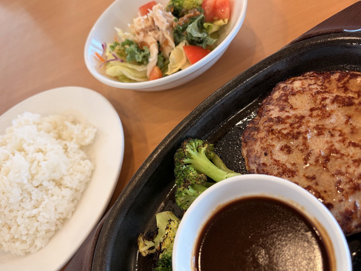 akkinaka2000's tweet photo. とりあえず
今週も夜勤頑張ったログインボーナス🍴 https://t.co/sxmoFSzD5a
