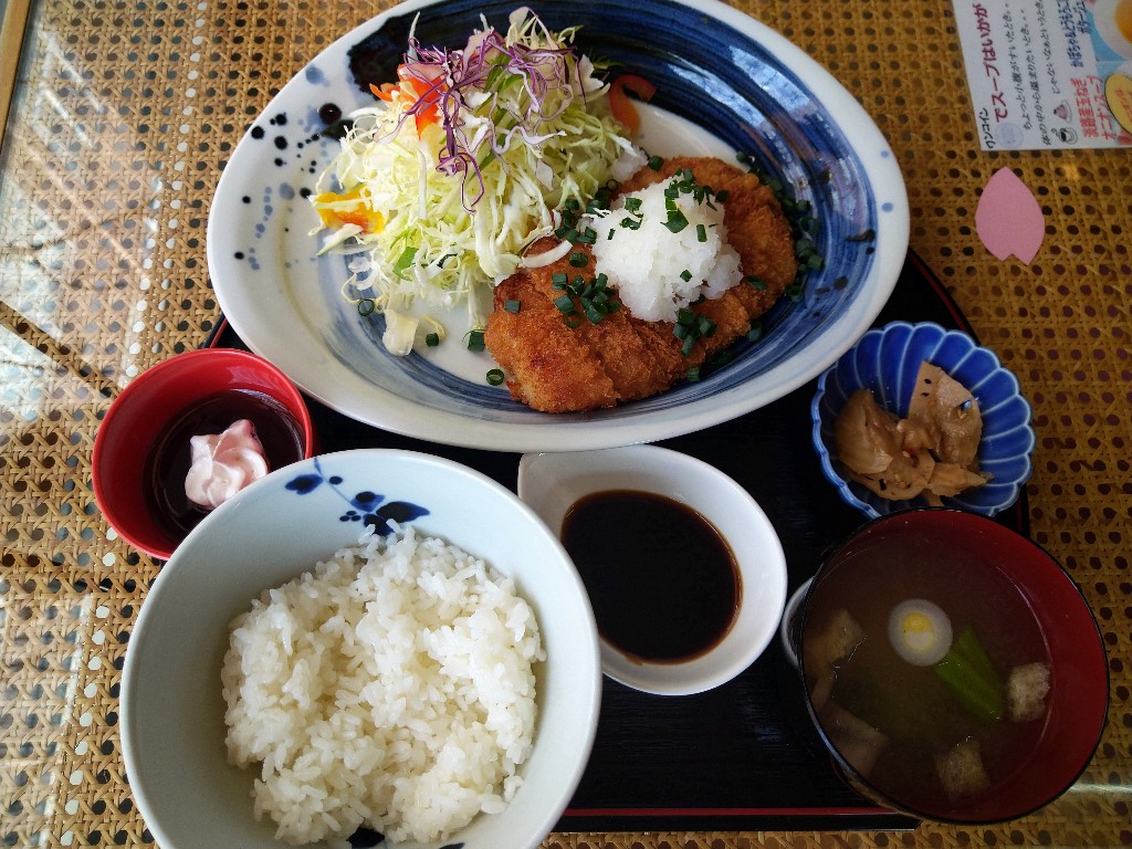sakaida10's tweet photo. 明日（７／１７）金曜日の
ティールーム陶の日替わりランチは
「おろしポン酢で食べるトンカツ」です。
さくさくのトンカツを
大根おろしとポン酢で
さっぱりと召し上がれ🎵 https://t.co/UFJlegsdcr
