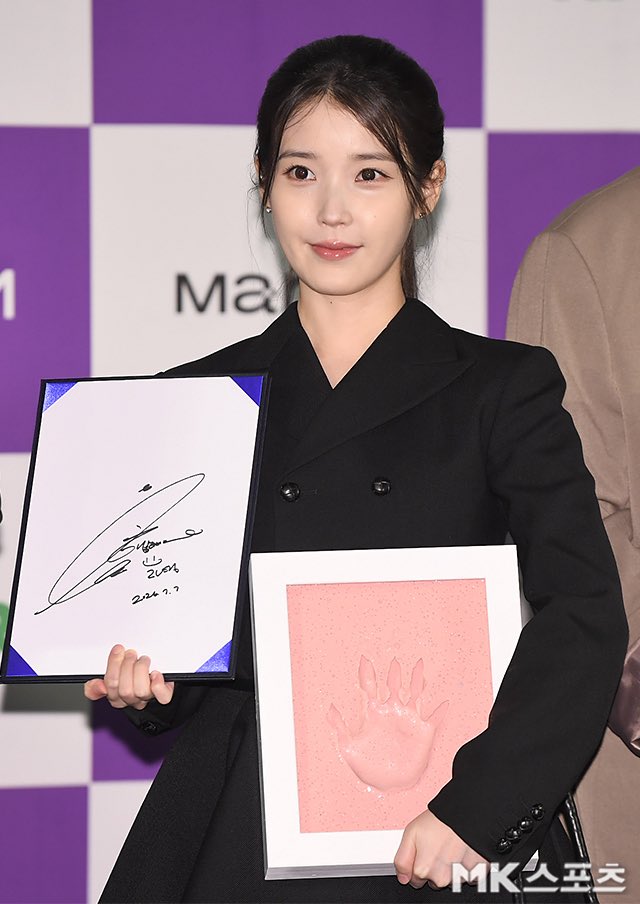 icy_iu's tweet photo. 청룡시리즈어워즈 핸드프린팅 #아이유 
아이유 핸드프린팅 봐줄 사람 쪼꼬미손으로 야무지게 찍음ㅜㅜㅜ https://t.co/lZ545ztdDW