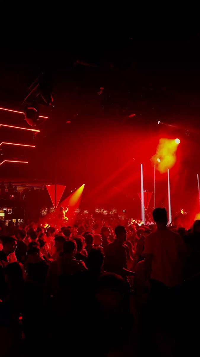 JINHWANVIBE's tweet photo. one is the crowd during iKON concert in Manila and one is a crowd on a random club.

can you spot the difference? 😂 https://t.co/jQW837FYgU