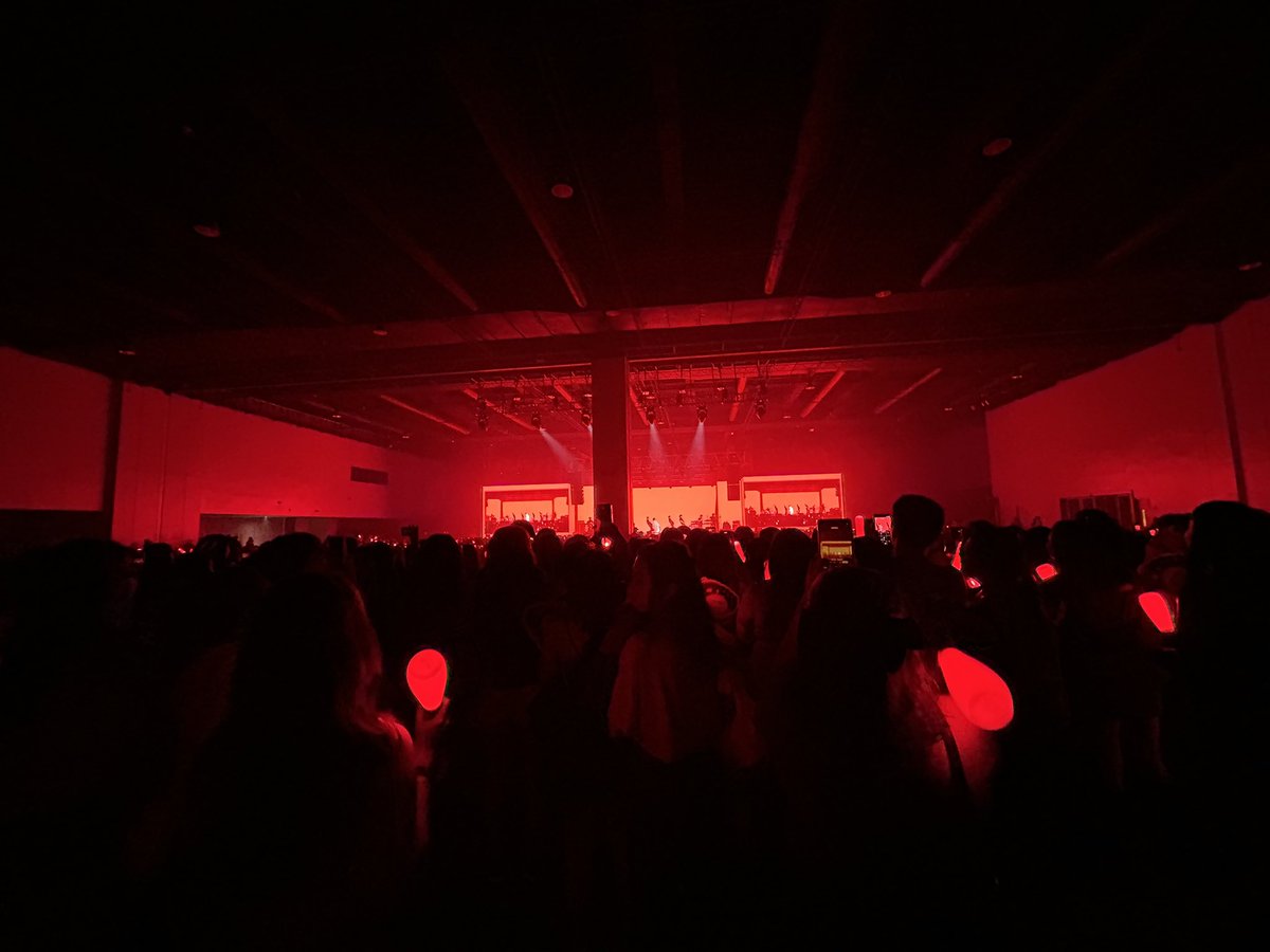 JINHWANVIBE's tweet photo. one is the crowd during iKON concert in Manila and one is a crowd on a random club.

can you spot the difference? 😂 https://t.co/jQW837FYgU