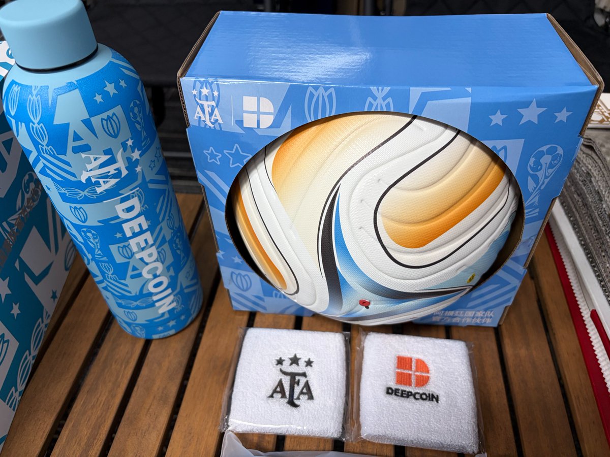 0xkakarot888's tweet photo. 早上一来，收到好大一箱阿根廷球队周边，感谢Deepcoin 深币，你咋知道我最喜欢阿根廷队呢😘

好事不独享，足球留给我家小子，其他周边抽奖送给我粉丝。

关注这个帅比 @0xkakarot888 和 @deepcoin_cn 
评论区留言十字以上并转发本帖，随机抽出以下周边：

1、双肩包
2、保温杯
3、镀金冰块
4、阿根廷桌布
5、护腕一对
6、帽子一个

3天开奖，grok随机抽6人，世界杯大家玩的开心🫡