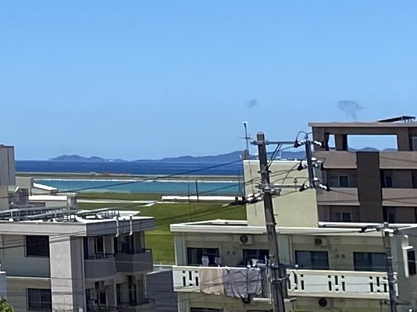 ynwa0110's tweet photo. 今日はベランダから見える慶良間諸島がくっきり見えている。空気が澄んでいる。 https://t.co/i2IIABJ1XE