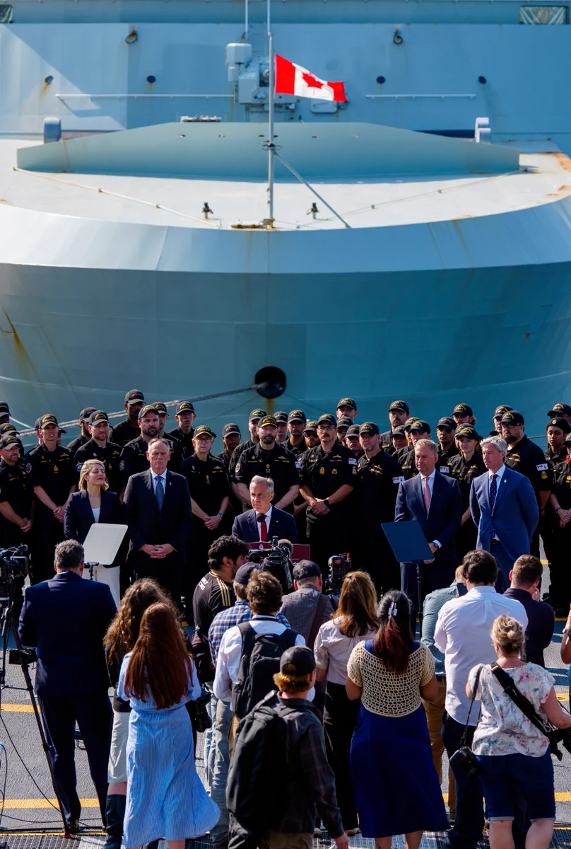 Le premier ministre Mark Carney parle lors d’un point de presse, à Halifax, en Nouvelle-Écosse. Il est accompagné de la ministre Mélanie Joly, du ministre David J. McGuinty, le directeur général de l’agence de l’investissement pour la défense, Doug Guzman, le premier ministre de la Nouvelle-Écosse, Tim Houston, ainsi que des membres de la Marine royale canadienne.