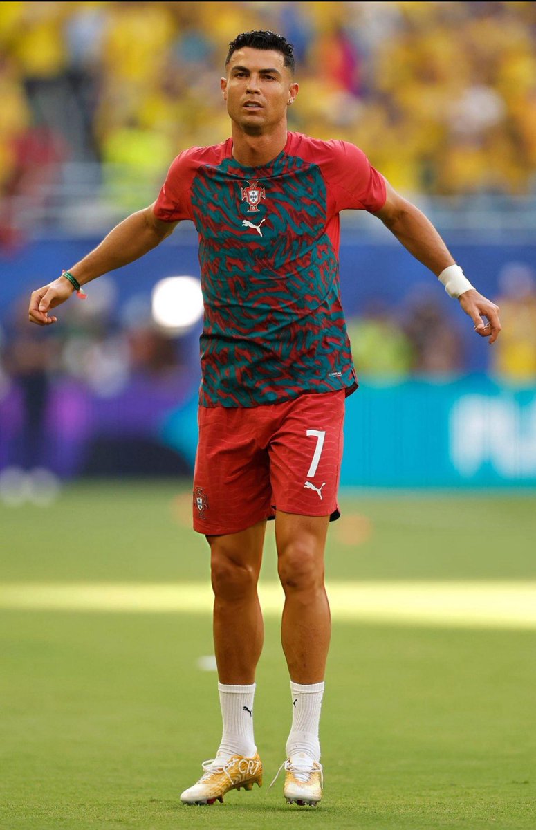 Maha9jj's tweet photo. انتهى كاس العالم بعد خروج أشهر لاعب بالعالم وأسطورة كرة القدم العالمية 

#البرتغال_إسبانيا https://t.co/UwBhzL5D9c