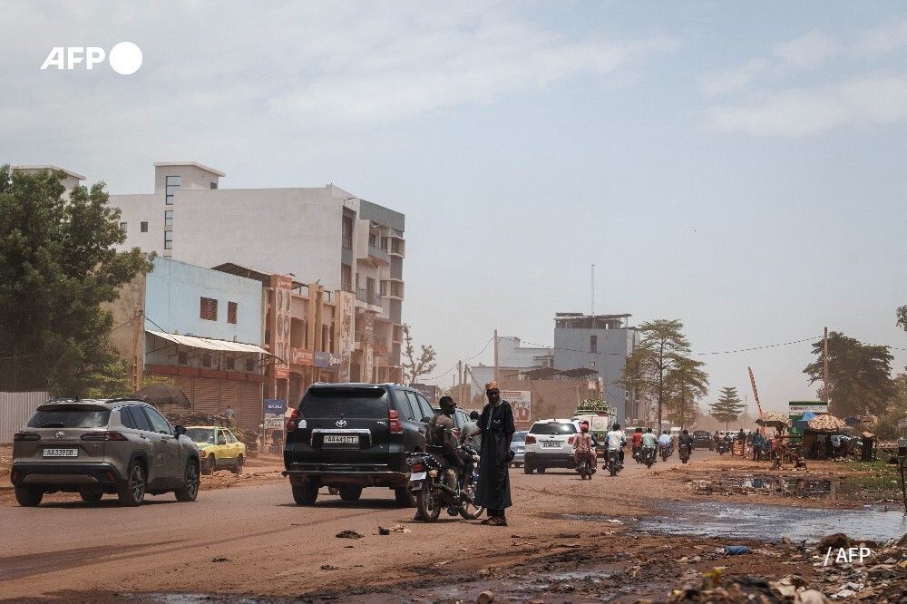 AFP's tweet photo. Jihadists and their separatist Tuareg allies fought to control a key camp in northern Mali where Russian paramilitaries and junta forces have been holed up. It comes two months after the rebels killed the troubled west African country's defence minister.
https://t.co/L5Zn2zJkOO https://t.co/WnfgJ01B5W