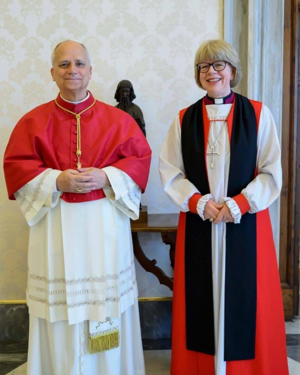 EniorJimenez's tweet photo. "A la Reverendísima y Muy Honorable Sra. Sarah Mullally, Arzobispa de Canterbury ... envío a Su Gracia saludos orantes con motivo de su toma de posesión como Arzobispa de Canterbury. Con estos sentimientos fraternos, invoco sobre usted las bendiciones de Dios Todopoderoso al asumir sus altas responsabilidades. Que el Espíritu Santo descienda sobre usted y la haga fecunda en el servicio al Señor". 

Desde el Vaticano, 20 de marzo de 2026.
~ Firmado por León PP. XIV

Mientras que obispos y católicos tradicionalistas son excomulgados, los herejes progresistas son elogiados.

Cualquier padre, doctor o obispo de la Iglesia habría condenado enérgicamente el nombramiento de una mujer para un obispado: una asalto directo a la doctrina apostólica. No condenar la herejía explícitamente equivale a aceptarla implícitamente. 

Hay que estar ciego para no ver lo que está sucediendo en Occidente: el cristianismo histórico, apostólico y tradicional está siendo subvertido por un falso "judeocristianismo" liberal, progresista y ecuménico. Los frutos inevitables de Nostra Aetate: levadura judaizante.