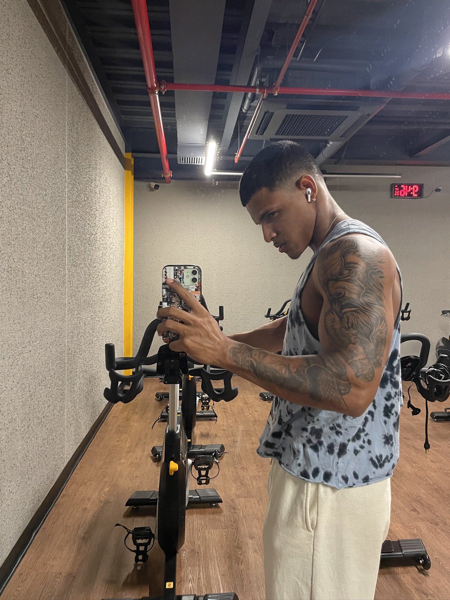 Danyyyels's tweet photo. Garoto grande 😏 https://t.co/a3aYO1puU7