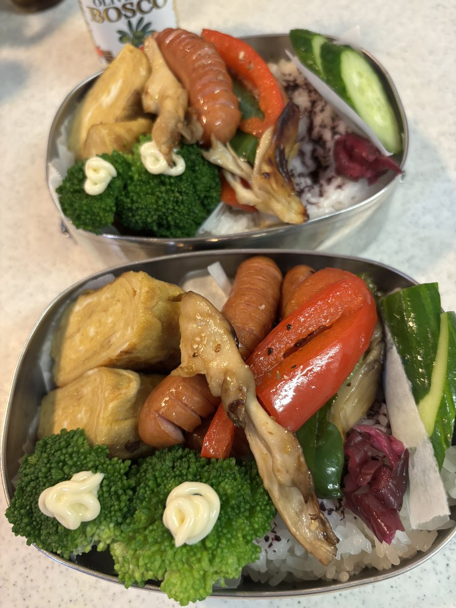 usagitaro12's tweet photo. おはようございます。お弁当2人♡

ビタミンカラーの野菜とシャウエッセンをハーブソルトでさっと炒め꒰ ྀི ∩⸝⸝∩ ꒱♥︎

甘い卵焼きは放し飼い卵を使用🥚これがお菓子みたいで美味しいんですよね(笑)

火曜日頑張って💪

 #お弁当 https://t.co/GX3VDIr7bP