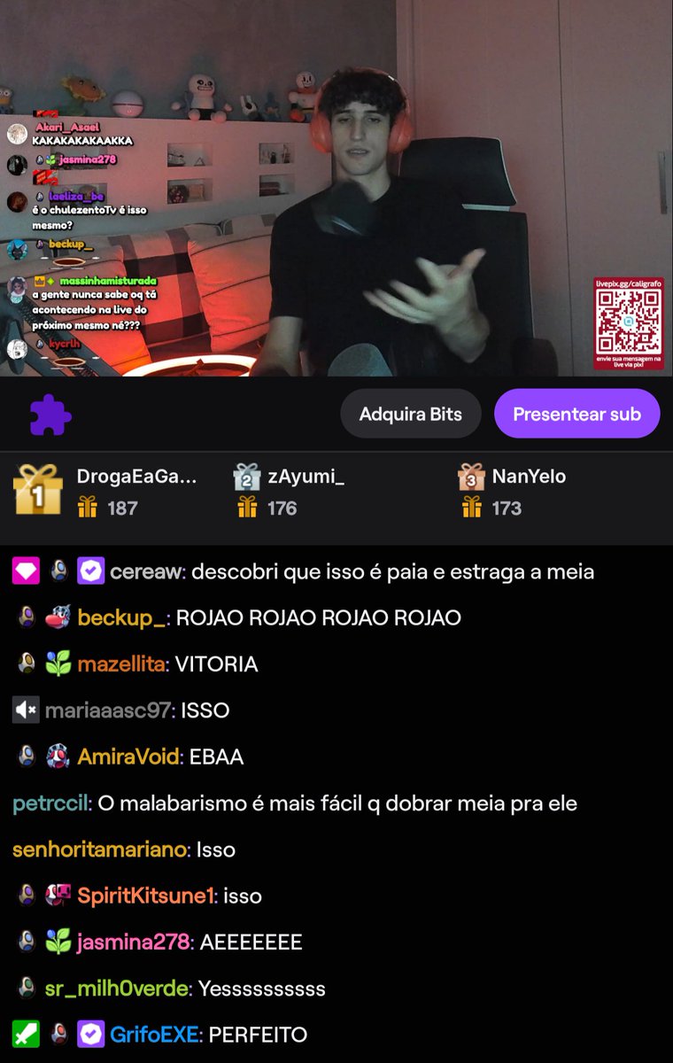 incidenteacervo's tweet photo. cereaw e grifo brigando sobre como se dobra meia enquanto... o caligrafo faz malabarismo¿ https://t.co/2Y6I3tboBo