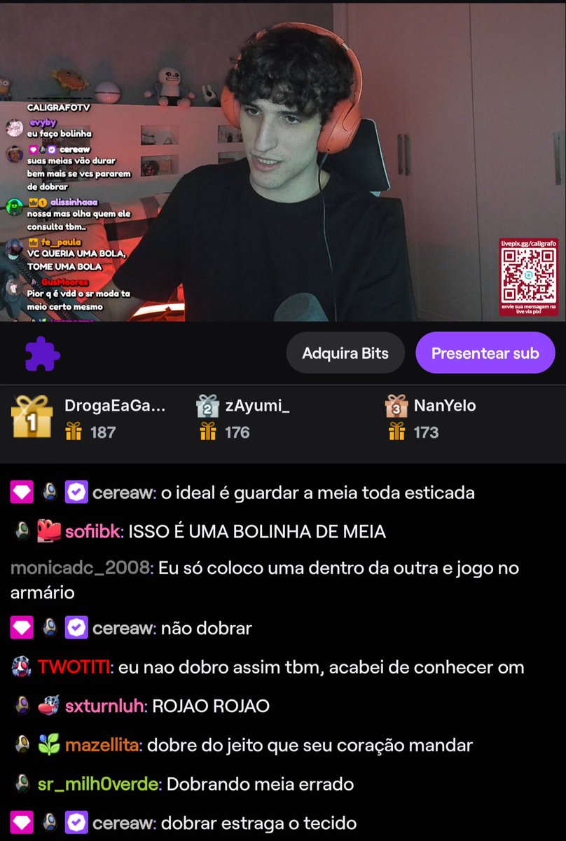 incidenteacervo's tweet photo. cereaw e grifo brigando sobre como se dobra meia enquanto... o caligrafo faz malabarismo¿ https://t.co/2Y6I3tboBo