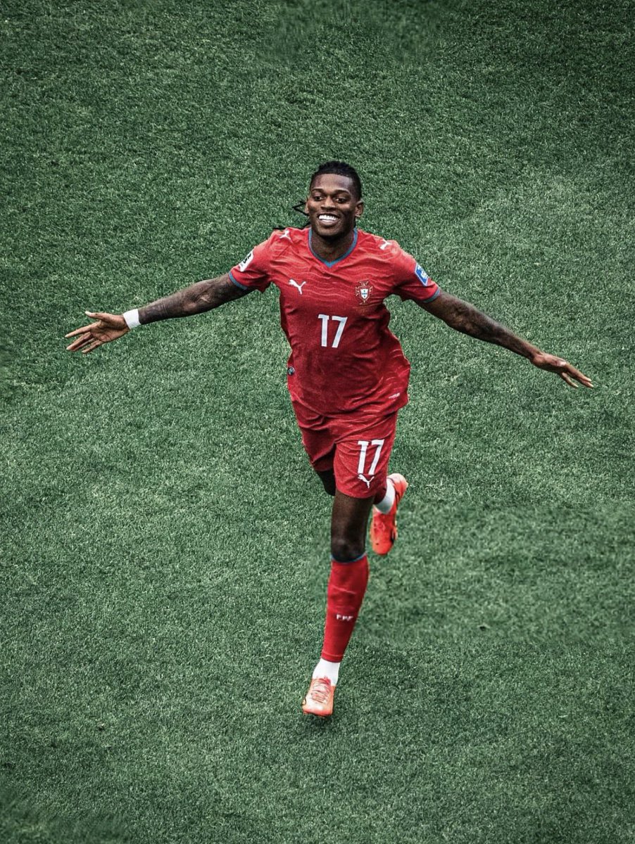 AC_MilanFR's tweet photo. Roberto Martinez : « Rafael Leão a été notre meilleur joueur contre la Croatie, mais il fallait le protéger et le préserver, il n’a pas enchainé 2 matchs en tant que titulaire depuis longtemps. »

Mais ce coach il a des soucis nan ? 😂😂😂😂

[via @AsQuinasOff] https://t.co/ynEYXf84md