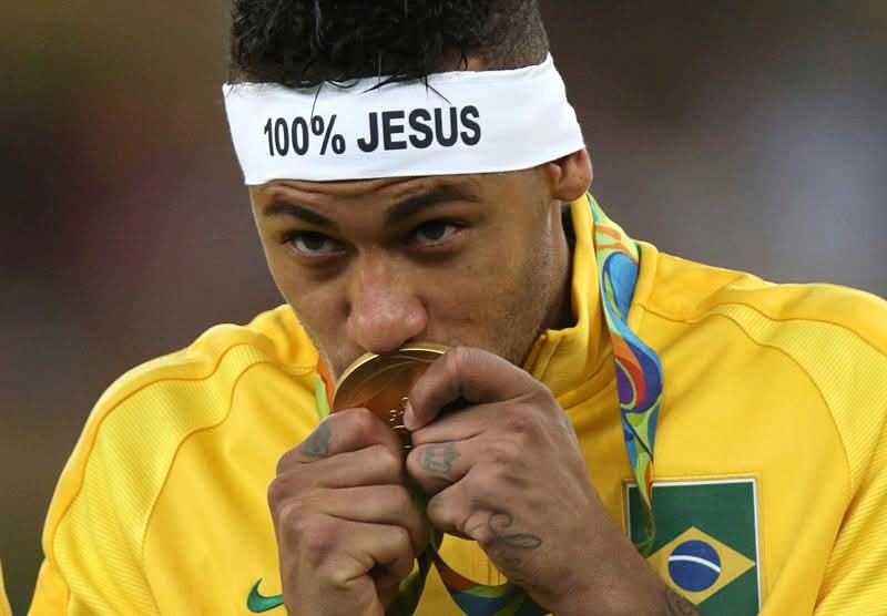 BrunoEnglerDM's tweet photo. Neymar em sua passagem pela Seleção Brasileira:
-Copa das Confederações (2013) 
-Ouro Olímpico inédito (2016) 
-Maior artilheiro da Seleção (80 gols)  
-Único brasileiro marcar em mata-mata de 4 Copas diferentes 
Mas tem desconstruide de redação que jura que ele foi um fracasso. https://t.co/oPvBCckKlk