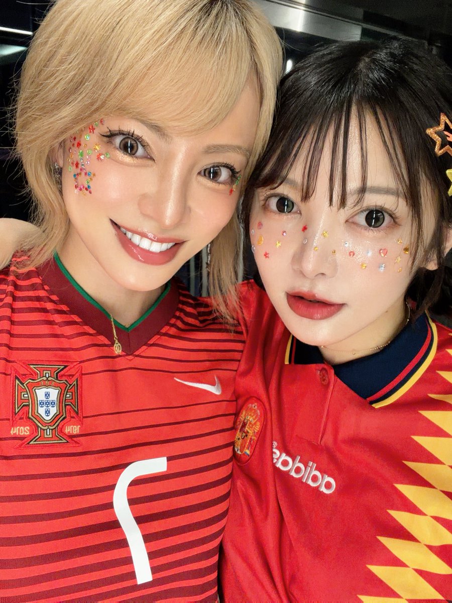 SHONO_14's tweet photo. 🇵🇹vs🇪🇸
ふたりでみたよ！！！
10年前くらいに買ったクリスティアーノのユニフォーム！！久々に着た！！！！ずーっと大好きな選手🤍🤍🤍
クリスティアーノの時代はまだ終わらないから泣かないで！！ https://t.co/WWJ4v2wJpE