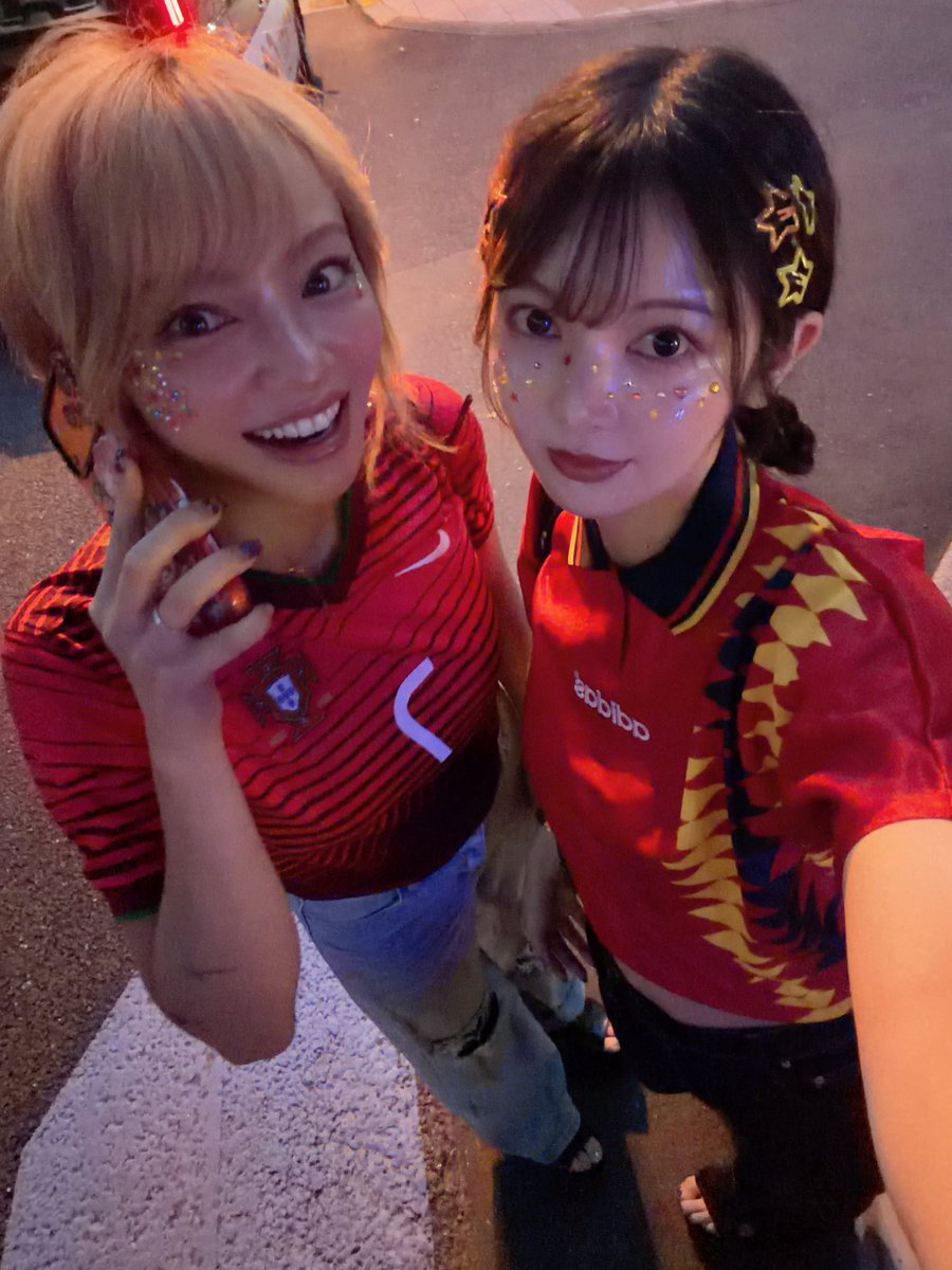 SHONO_14's tweet photo. 🇵🇹vs🇪🇸
ふたりでみたよ！！！
10年前くらいに買ったクリスティアーノのユニフォーム！！久々に着た！！！！ずーっと大好きな選手🤍🤍🤍
クリスティアーノの時代はまだ終わらないから泣かないで！！ https://t.co/WWJ4v2wJpE