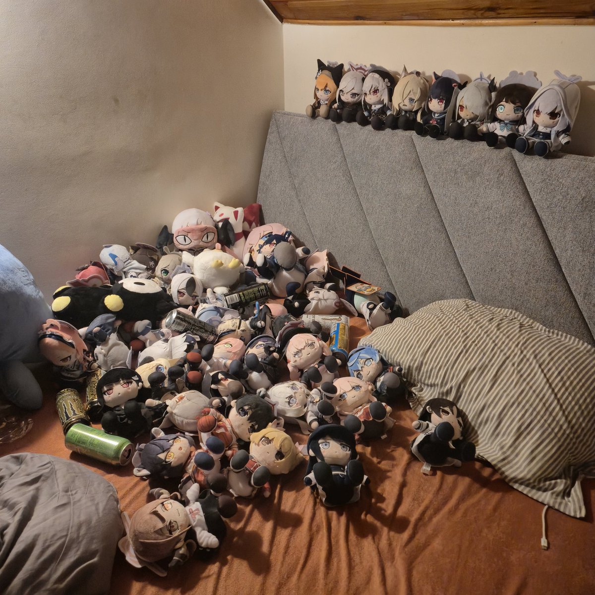 Showori_'s tweet photo. I don't think I own my bed anymore https://t.co/Z37jw5tlv2