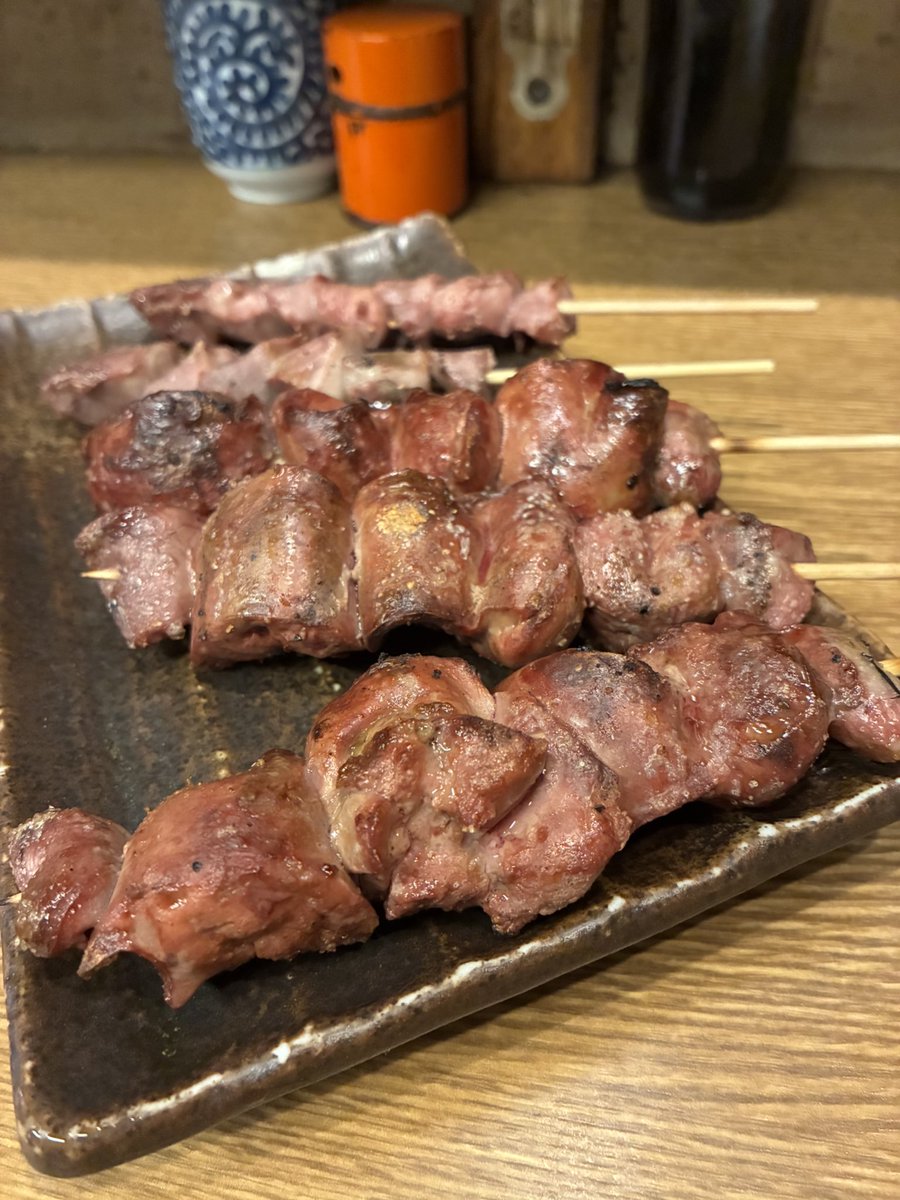 takeiteasy0807's tweet photo. 鎌倉酒店-中野-
中野でサク呑みしたい時にオススメの酒場。個人的には南口店の方が好き。1本100円台の焼き鳥やもつ焼きと名物煮込みを頼んでおけば間違いないです。まろやかな飲み口になっている焼酎の前割りは何杯でも呑めちゃうよね。 https://t.co/DJDgWAT4Ax