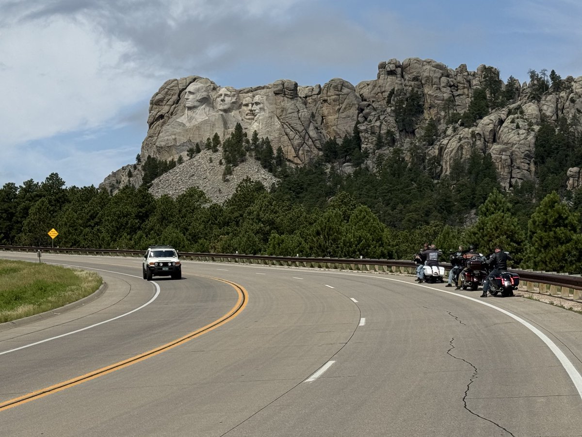 yosh_mcgee's tweet photo. 去年、Mt Rushmoreにて https://t.co/GkmXQ2ywTW