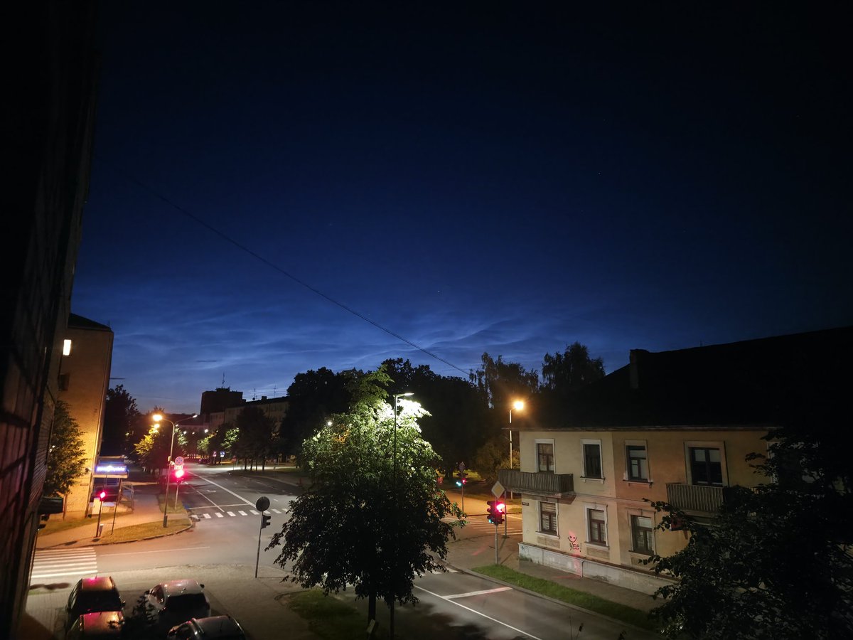 MeteoLatvia's tweet photo. Šobrīd visai skatāmi sudrabainie mākoņi. Pagaidām nav pārāk spoži, bet ja skaidras debesis, var droši doties vērot, jo skaisti tāpat.

@chunder10 Quite nice NLC display right now over Jelgava, Latvia. https://t.co/qssNlOTy9L