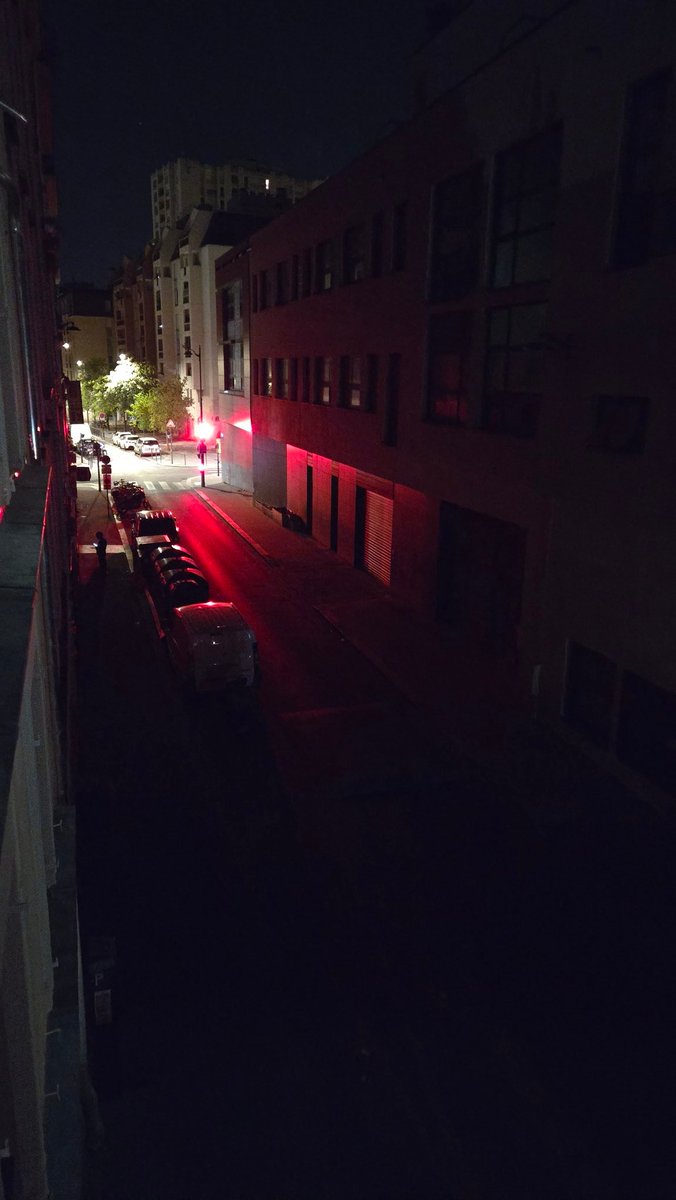 jairoflori's tweet photo. Foto realizada desde el 105 rue de l'ouest. L'obscurité est totale depuis 15 jours. L'éclairage public est hors service. @MairieParis14 @EDFofficiel @EmmanuelMacron https://t.co/UYxyUC3UcS