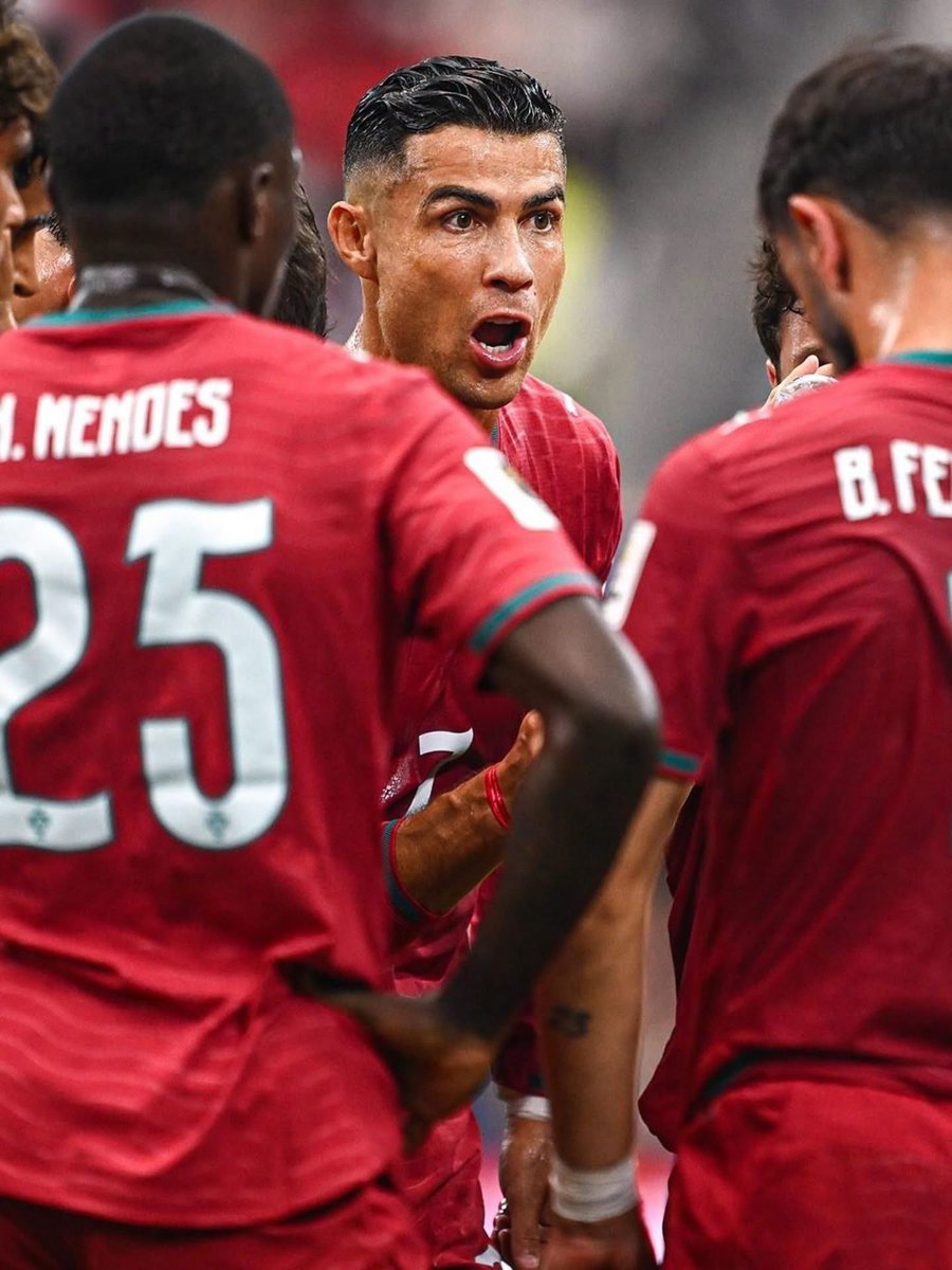 LucaVaran's tweet photo. 🚨Lautaro DeIcampo :🗣️ « Le Portugal est éliminé de la Coupe du monde en huitièmes de finale, et ce n’est PAS la faute de Cristiano Ronaldo. Il a marqué 3 buts à 41 ans. »

« On nous disait qu’ils avaient le meilleur milieu de terrain d’Europe, mais c’était un mensonge. »

« Personne n’a répondu présent pour le plus grand idole de leur pays. C’est tellement déchirant. » 💔