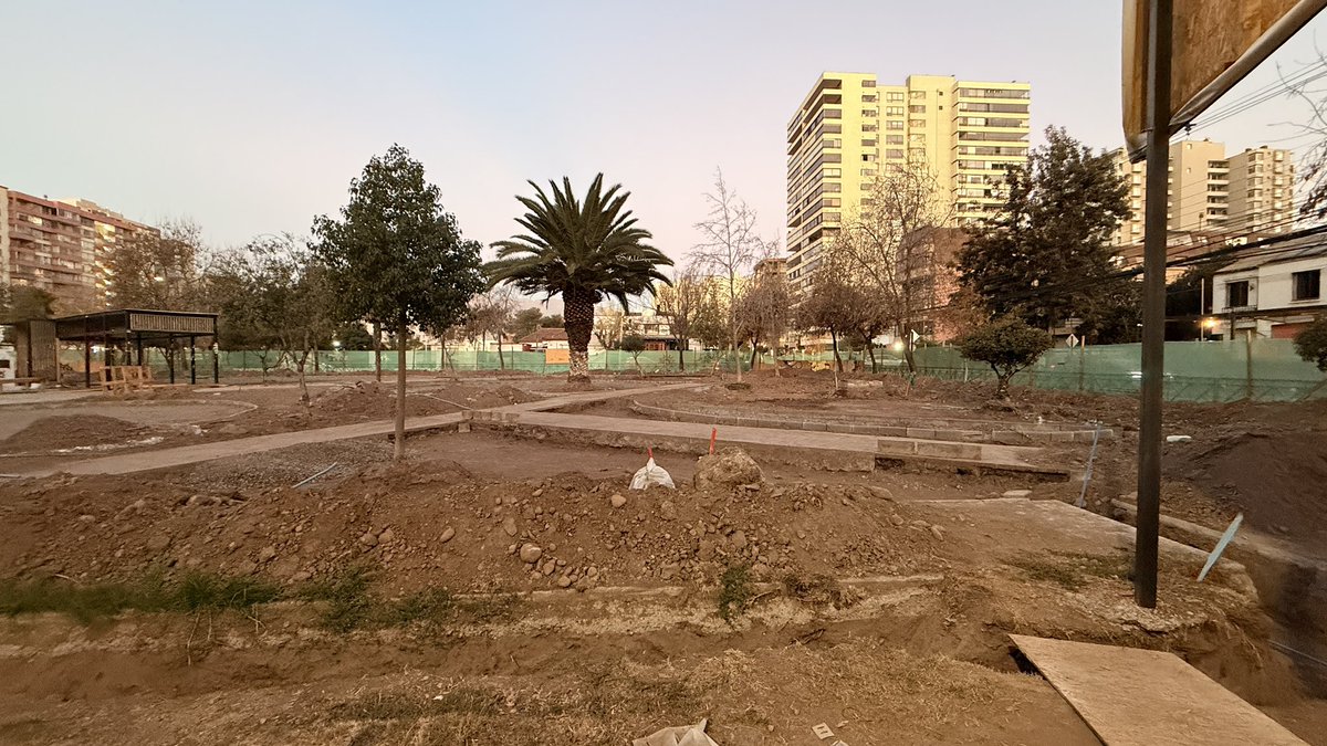 LeJorgitoCL's tweet photo. Sres @Gob_Santiago @SanMiguel_CL hace casi 1 mes debió estar lista esta plaza (que hace poco ya había sido remodelada). ¿Qué pasó? ¿Quien supervisa? El comercio alrededor perjudicado. Los vecinos con niños y mascotas sin espacio de esparcimiento. https://t.co/bOfJmJ3AEJ