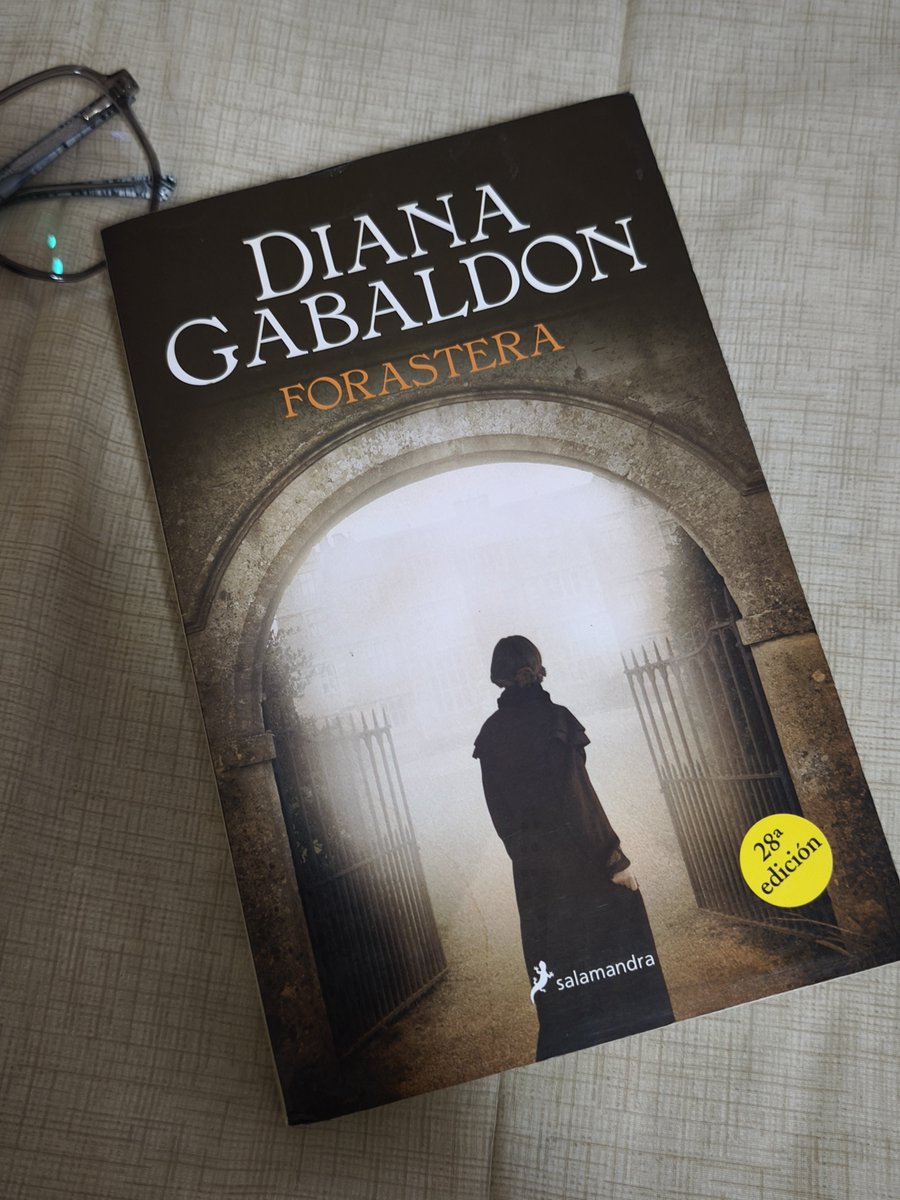 lizandreagtz's tweet photo. Bueno. Como a nadie de mis amigxs les gusta Outlander y no les puedo mandar memes, procedo a empezar el primer libro que compré en la FIL en 2019 y que nunca leí. Ojalá sea mentira eso de que el Jamie del libro a veces es machista 🫠🤞🏻 https://t.co/H7MRY2tqS2