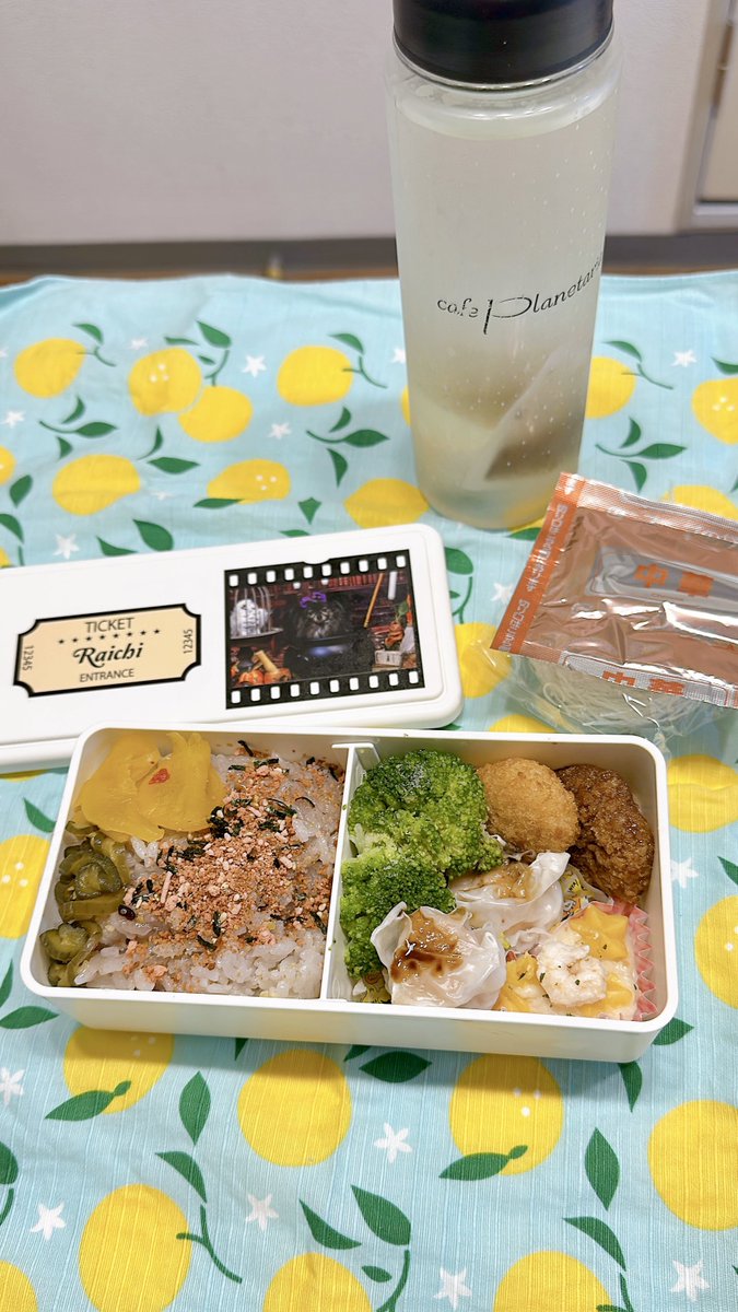 Manamiv's tweet photo. 時間がなさすぎて全おかず冷凍食品弁当作ってきた✊ https://t.co/r2hEMSTOY5