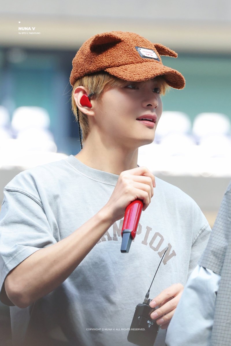 thv_1230V_'s tweet photo. 260706 🐻🧢
BTS WORLDTOUR ARIRANG IN LONDON

#뷔 #V #태형 #Taehyung
cr.@ _nuna_V https://t.co/asHUI1hH1T