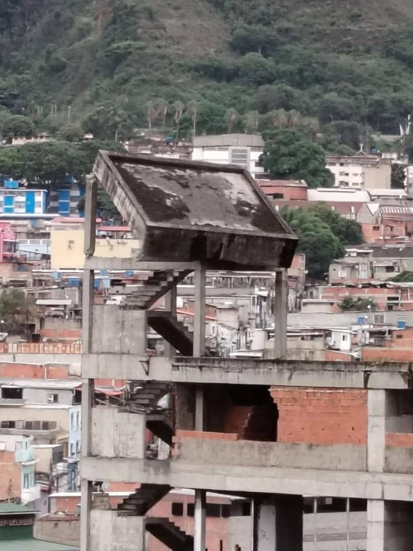RobertLobo_'s tweet photo. #caracas Pilas por los alrededores de la Torre de David, ubicada en La Candelaria, una placa de concreto está "guindando". Espero que ya las autoridades tengan conocimiento de esto. En los últimos días han comenzado a ceder infraestructuras que quedaron 'de a toque' https://t.co/oeNBHho4Gm