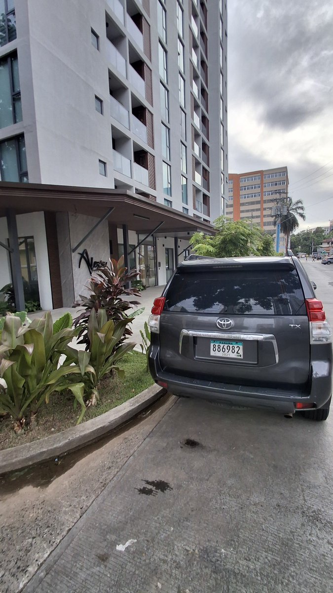 BertaTC's tweet photo. Calle 39 Este Bella Vista a las 5:36 p. m., hoy, 6 de junio de 2026
Toyota PRADO 
Color gris oscuro
Placa 886982

BLOQUEANDO el paso de personas con discapacidad de movilidad, en zona de HOSPITALES, y después de ver a una amiga que NO PUEDE caminar.

@ATTTPanama ¡MULTA! https://t.co/UHkvlW5mUi