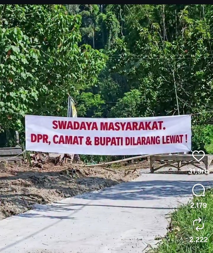 mulkanjabariyan's tweet photo. Ini adalah penampakan salah satu jalan di Cilacap yg diperbaiki dengan biaya masyarakat sendiri😥

Lantas apa yg dikasihkan negara untuk rakytnya, sementara paj*k masih buas dan liar di mna²🙄😳 https://t.co/FPZ9JHLLxg