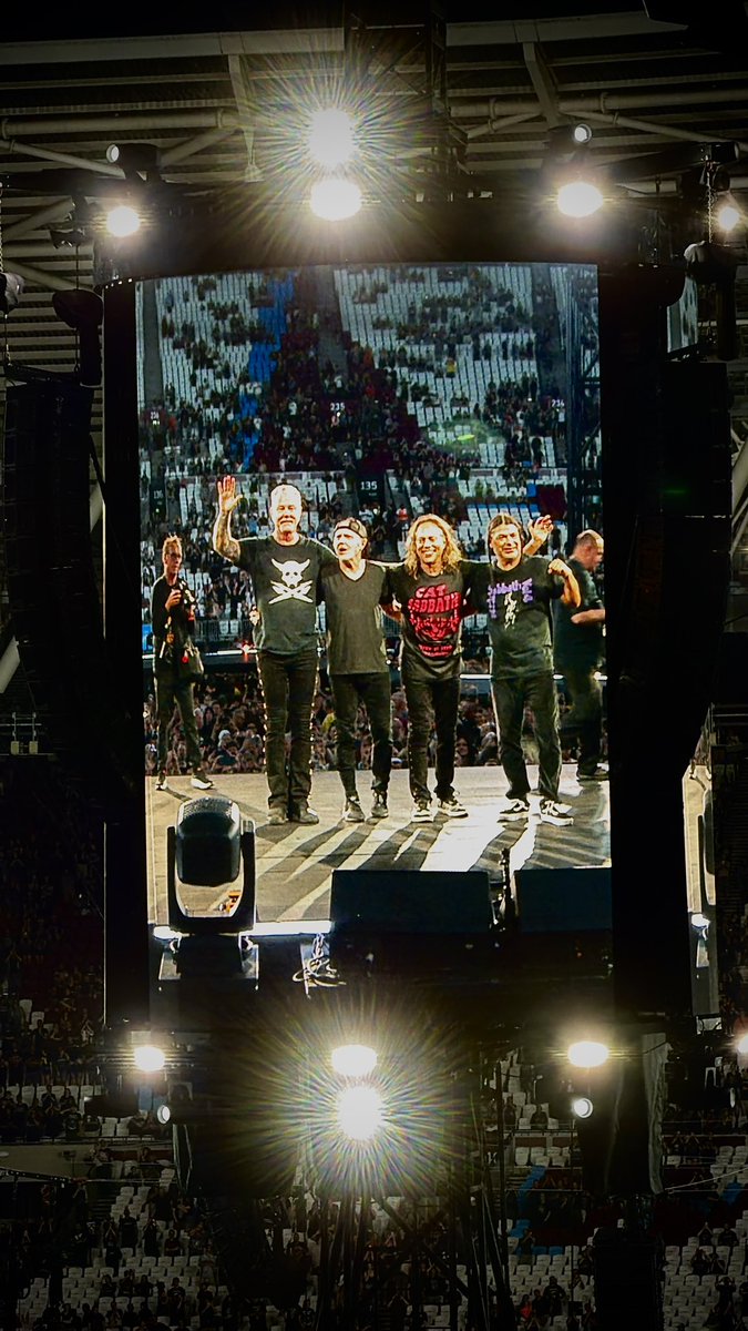 cihan712's tweet photo. @Metallica #london 😎😎🤘🤘 https://t.co/2kOSZbTIdG
