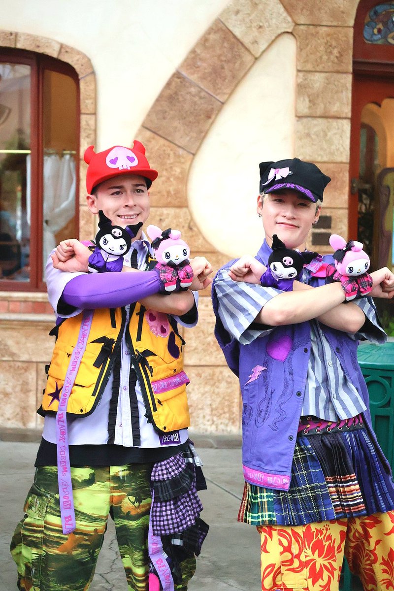 6mikan10's tweet photo. 2026.7.6 1ステ　キャノ下グリ
円陣を組んで決まったポーズ✨☺

#クロミライブ
#USJ 
#DiscoverU https://t.co/FyYKhtkgSm
