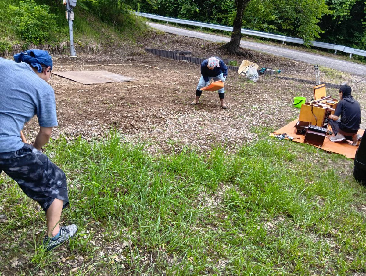 b_men_project's tweet photo. 草を刈り、土をならす。電源どうする、席は、蚊は、駐車場は？野外芝居ならではの課題たち（笑）どうなったか見届けに来てください！
ご予約お待ちしています。
#び〜めんぷろじぇくと#二神山奇譚#二上山 https://t.co/2PBIv2m9wR