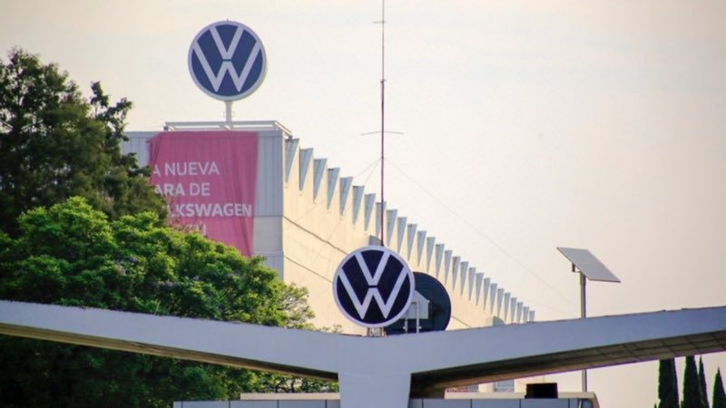 LuisCardenasMx's tweet photo. 🚗 Volkswagen prepara el mayor recorte corporativo reciente: hasta 100 mil empleos, cerca de 15% de su plantilla global.

De acuerdo con Expansión, el ajuste superaría los despidos anunciados por Amazon, Oracle, Meta, UPS, Dell, Nestlé y otras tecnológicas en los últimos años.

El plan, revelado por Manager Magazin, contempla cerrar cuatro plantas en Alemania —Hanóver, Zwickau, Emden y Audi Neckarsulm—, además de reducir en 15% su programa de inversiones para los próximos cinco años.

La compañía evitó comentar el documento filtrado, pero reconoció que todo el grupo debe atravesar una “transformación profunda”.

El caso refleja la presión sobre la industria automotriz occidental ante la pérdida de competitividad frente a fabricantes chinos.

@ExpansionMx