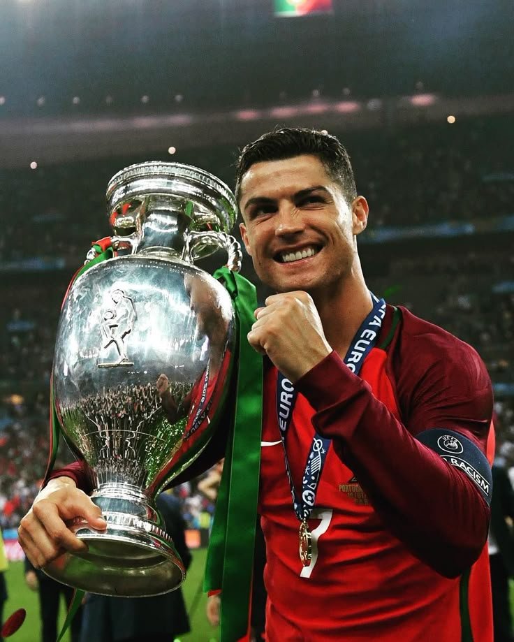 Mercado_Ingles's tweet photo. 🚨🗣️ Cristiano Ronaldo tras ser eliminado del Mundial 2026: 

"He ganado TRES títulos con Portugal. Antes de Cristiano, Portugal no ganó NADA." 

"El título más grande que gané con la Selección Nacional fue la Euro 2016... Para mí, la EURO tiene el MISMO VALOR que una Copa del Mundo." 🏆🇵🇹