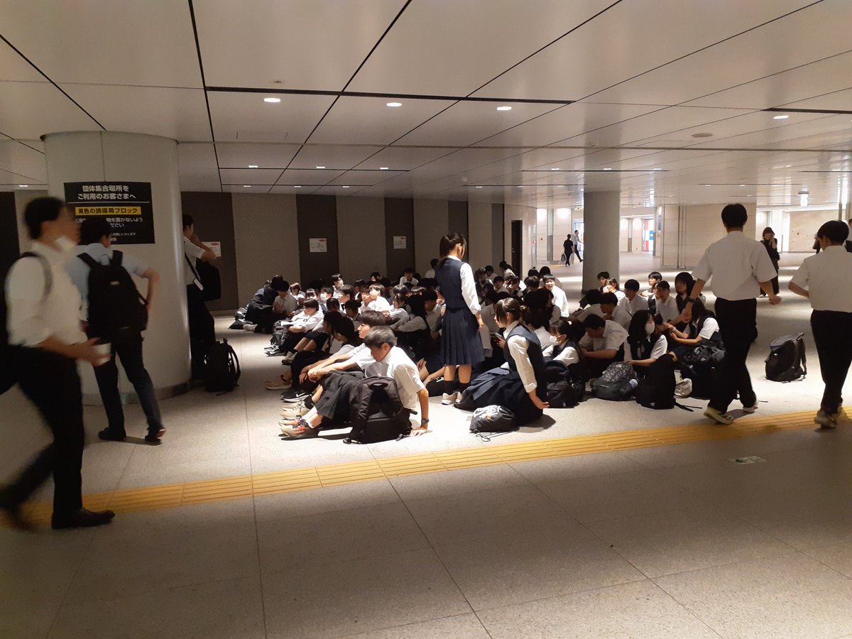 watanabe_hakkyo's tweet photo. 東京駅の学生団体集合場に例の連中いて笑、ゥ https://t.co/132aTz0wug