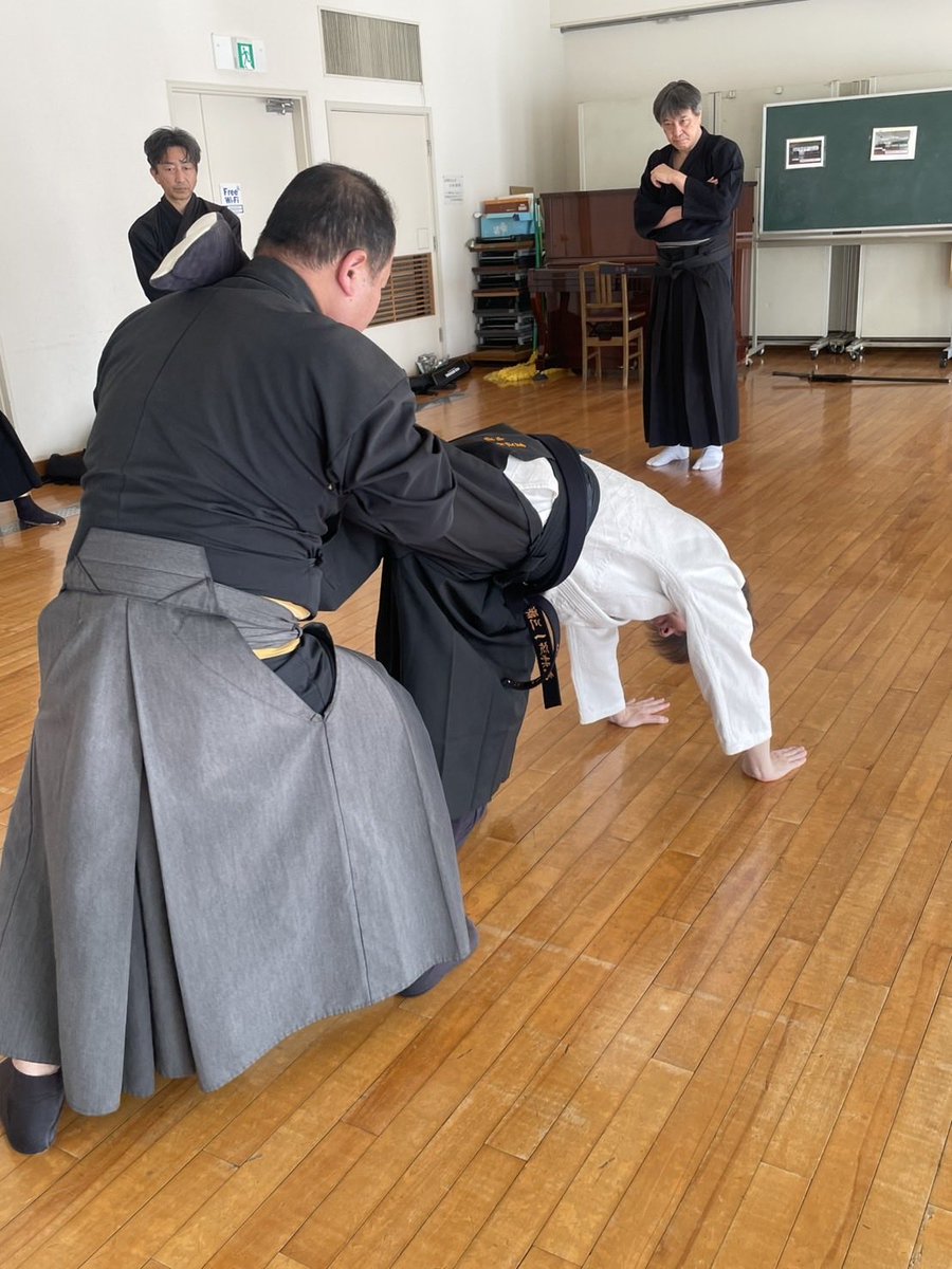 OuSetagaya77576's tweet photo. ６月15日
本日は居合、剣術、柔術を稽古しました。
居合は大森流、剣術は陽の表、柔術は履形を行いました。 https://t.co/Fv8rhxnuDr