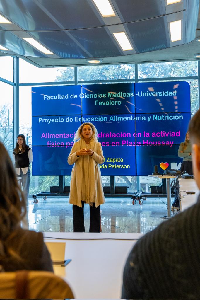 AgusCiarletta's tweet photo. Bienestar y comunidad. 
Las Estaciones Saludables del @gcba fueron el espacio que eligió la @unifavaloro para que 21 estudiantes de Nutrición realicen sus practicas profesionales en Educación Alimentaria y Nutricional (EAN) Comunitaria. 

Hoy presentaron sus proyectos finales basados en la experiencia y el vínculo con los vecinos. Un orgullo impulsar a nuevos profesionales y seguir fomentando el bienestar  ciudadano en articulación con las Universidades.