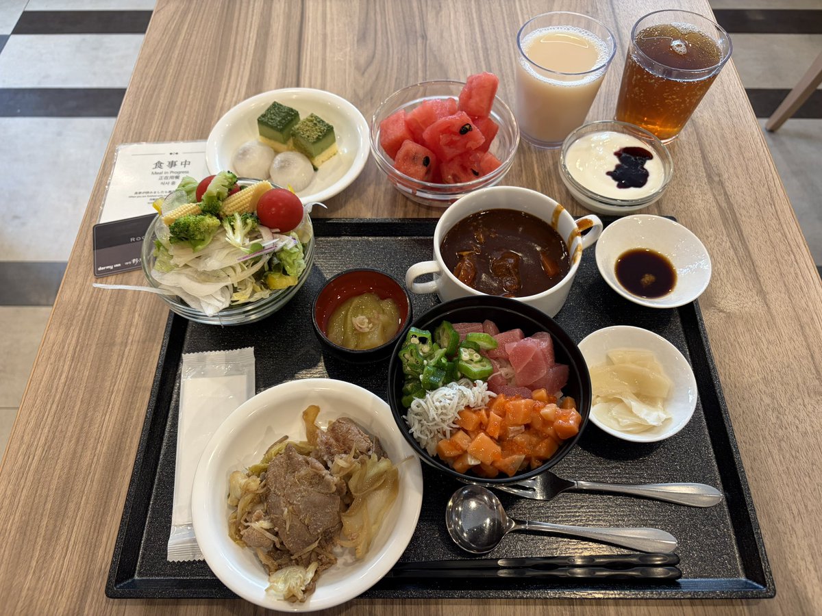 immigra16's tweet photo. 改めておはようございます〜
ドーミーイン旭川の朝ごはん！海鮮丼！ビーフシチュー！豚ジンギスカン！もちろんおかわりしました〜 https://t.co/neXxcTdNSA