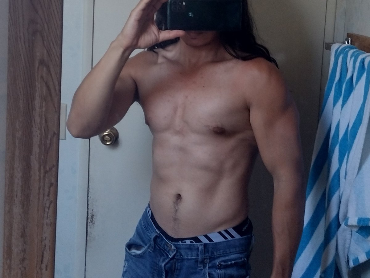 OdlidTogaf's tweet photo. The post Anime Expo sun tan. Thankfully my sun lotion blocked the bad UVs and it doesn't sting. Just an itch at most. https://t.co/6vmuuv8Vfb