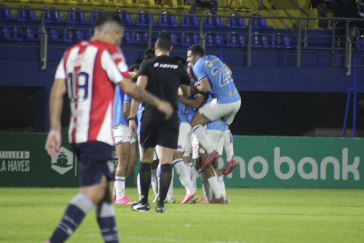 deporcapiata's tweet photo. GOOOL DEL DEPORTIVO CAPIATÁ!!
Antonio 👹 Bareiro a los 34’
#BenjaminAceval 1-1 #Capiatá
#Intermedia #Fecha13
#elescobero💛💙 https://t.co/yDebVNikmF
