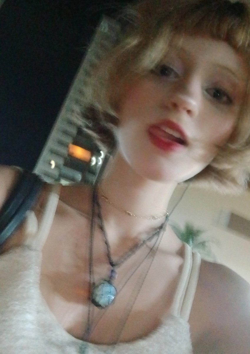 bubulinanna's tweet photo. sobre mim !!

idade - 15
genero - mulher ? desculpa nao entendi
mbti - nao sei
aniversário - 29/11
altura - 1,62
sexualidade - o cara da banda la kk qm sabe sabe!! kkkkkk
pets - nao
piercings - nao
tattoos - nao
cor fav - nao sei
time - nao sei tbm porra
status - republico varios https://t.co/9RBYmc6HCp