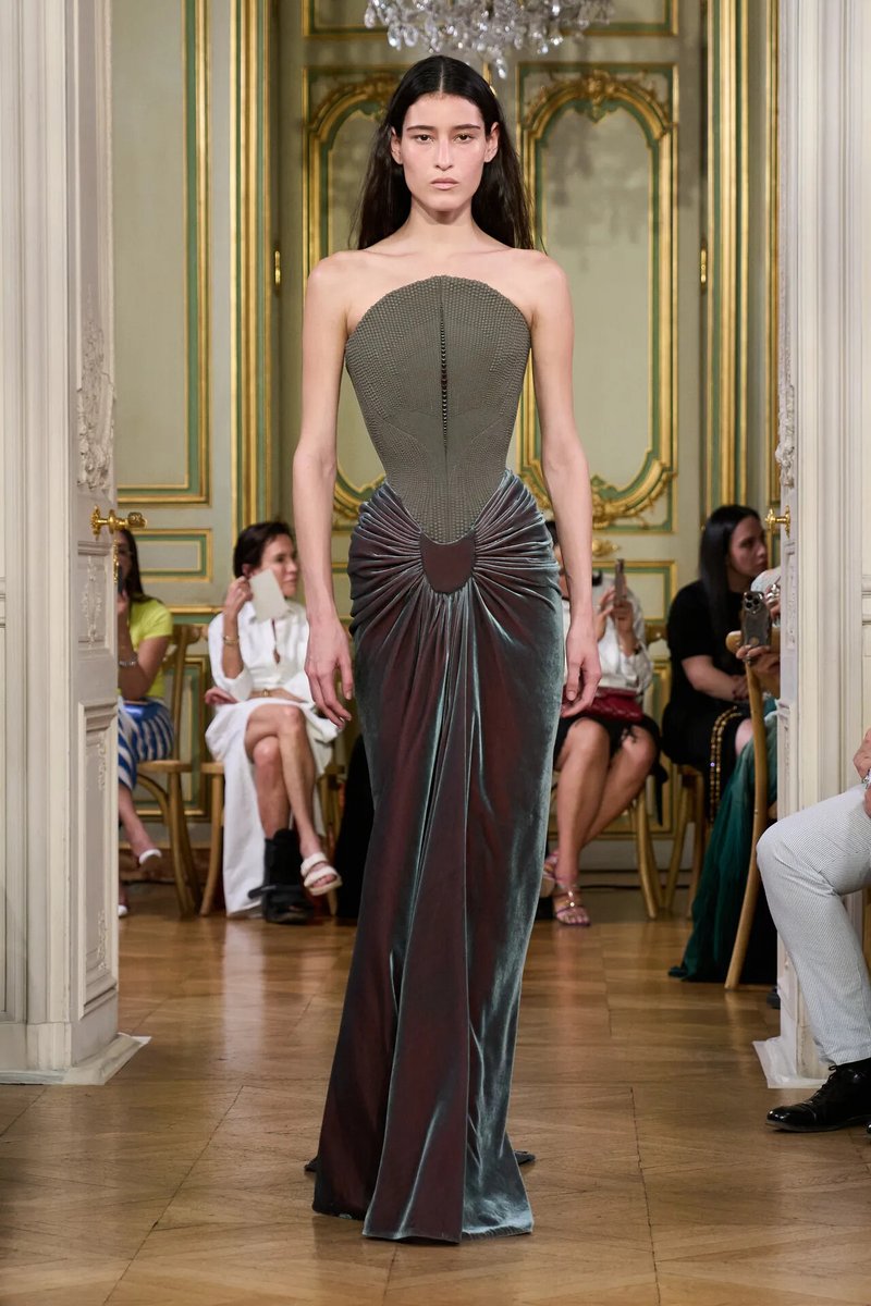 kendam_com's tweet photo. Standing Ground Fall Winter 2026-2027 Haute Couture collection runway presented at Paris Couture Week FW26 (July 6, 2026) https://t.co/39igHuKyYR
#StandingGround #HauteCouture #FW26 #ParisCoutureWeek #Kendam https://t.co/opS3c63KNf