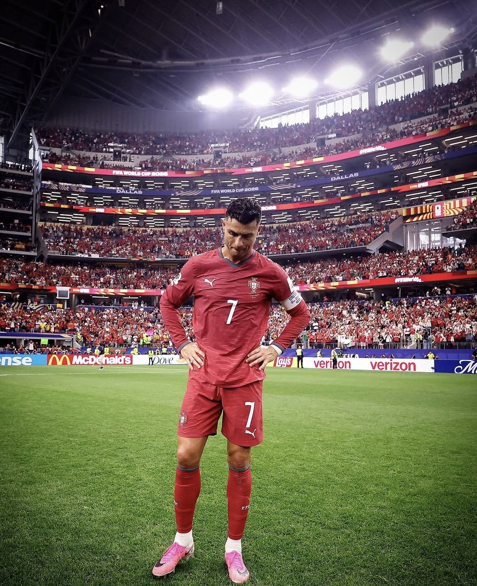 ljjuri's tweet photo. Llevo poco tiempo viendo fútbol y estoy disfrutando este mundial. Sobre todo, estoy apreciando lo poco que nos queda de leyendas como Cristiano, Messi y Neymar. Ya se nos fueron Cristiano y Neymar, y fue muy triste, a pesar de que apenas llevo poco tiempo viéndolos. 🥲 https://t.co/XKOUh03Ths
