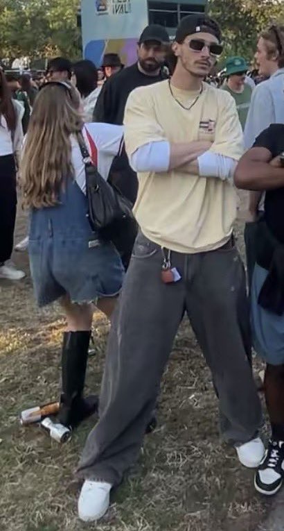 logansafterglow's tweet photo. he’s so tall it’s insane he’s also just so hot without even trying i’m gonna be sick https://t.co/nKt2pr7DmV