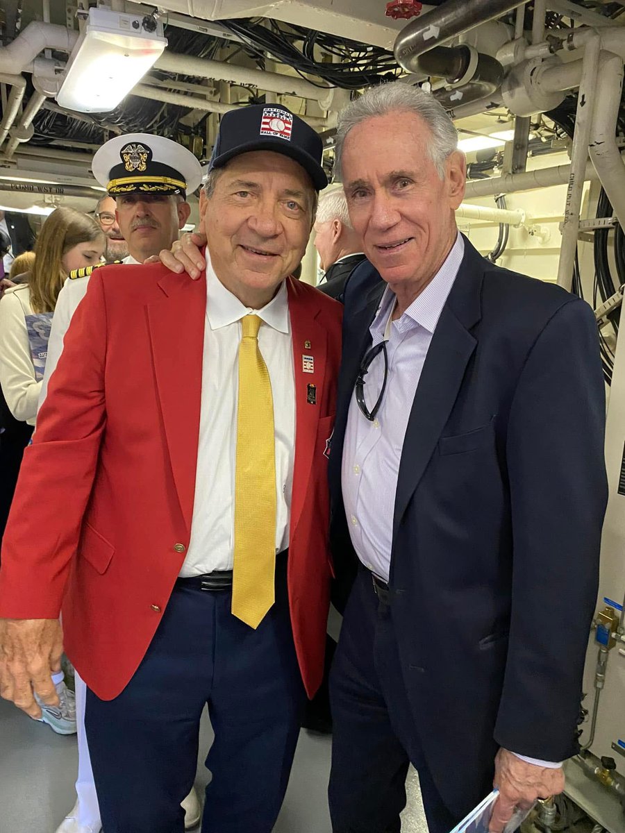 ArtShamsky's tweet photo. This photo came up in my memories today. One of my old teammates Johnny Bench! What a great guy. https://t.co/aP12eJDxNl