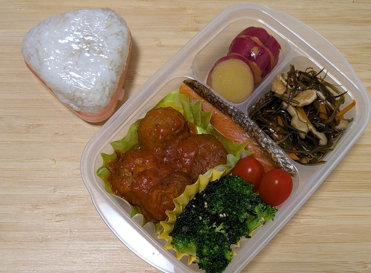 forgetmenots_ps's tweet photo. 今日のお弁当は、コンビニレトルトのチーズインミートボール。はじめて食べるけどおいしいかしら❓️

雨ばかり続くから、野菜の値上がりが心配💦庶民に値上がりは深刻問題よ。

お弁当も工夫して作らなきゃね。 https://t.co/mgzWPnLKlG