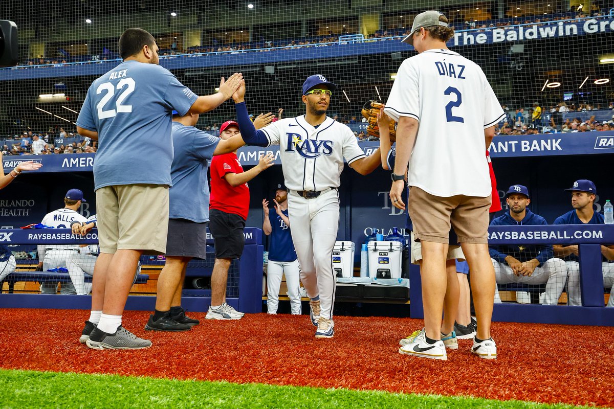 RaysBaseball's tweet photo. Home for another Magic Monday ✨

@buddy__baseball joined us for batting practice and a high five tunnel as our guys took the field! https://t.co/SGjq15K8mH